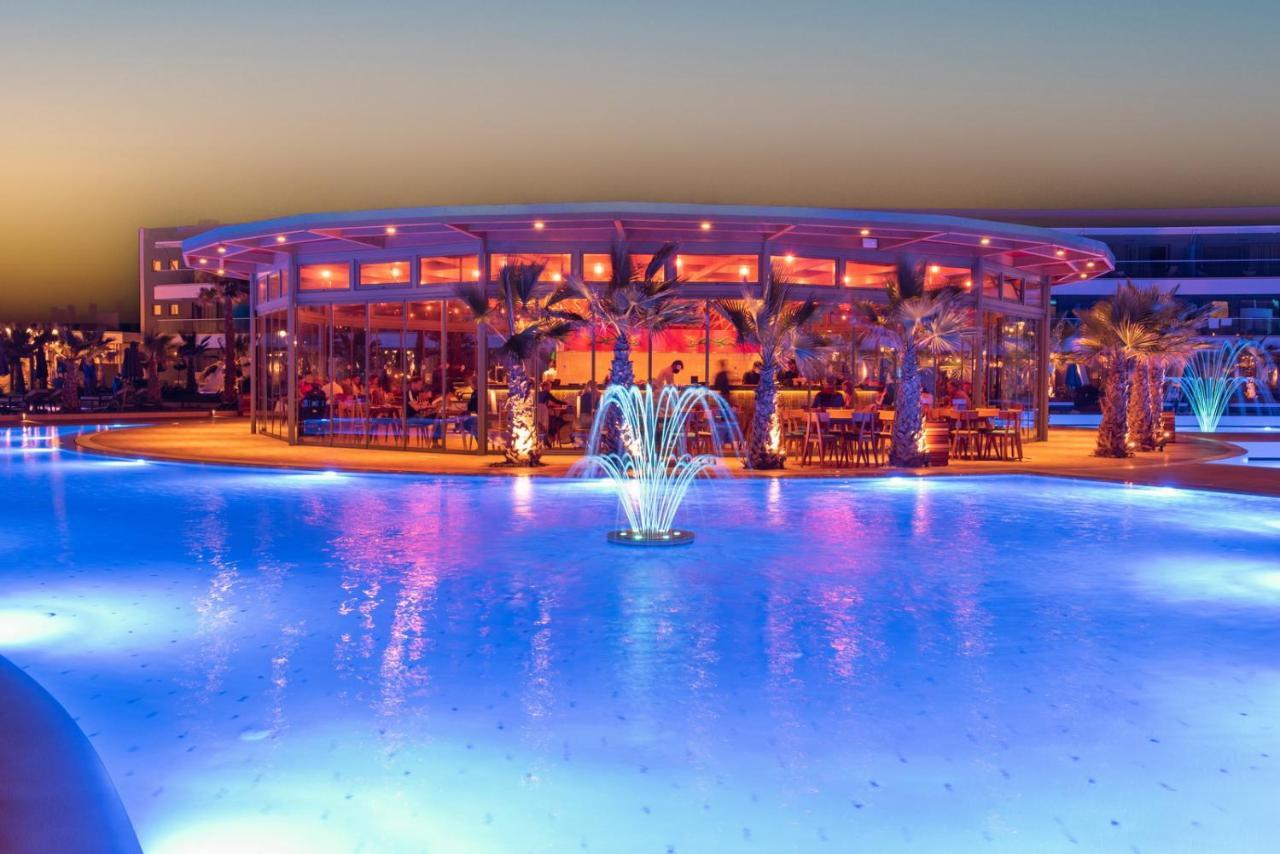Hotel Lyttos Mare Hersonissos  Esterno foto The resort's main pool at night
