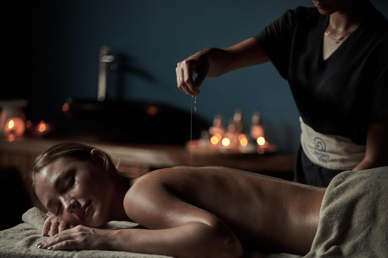 Hotel Lyttos Mare Hersonissos  Esterno foto A woman receiving a massage