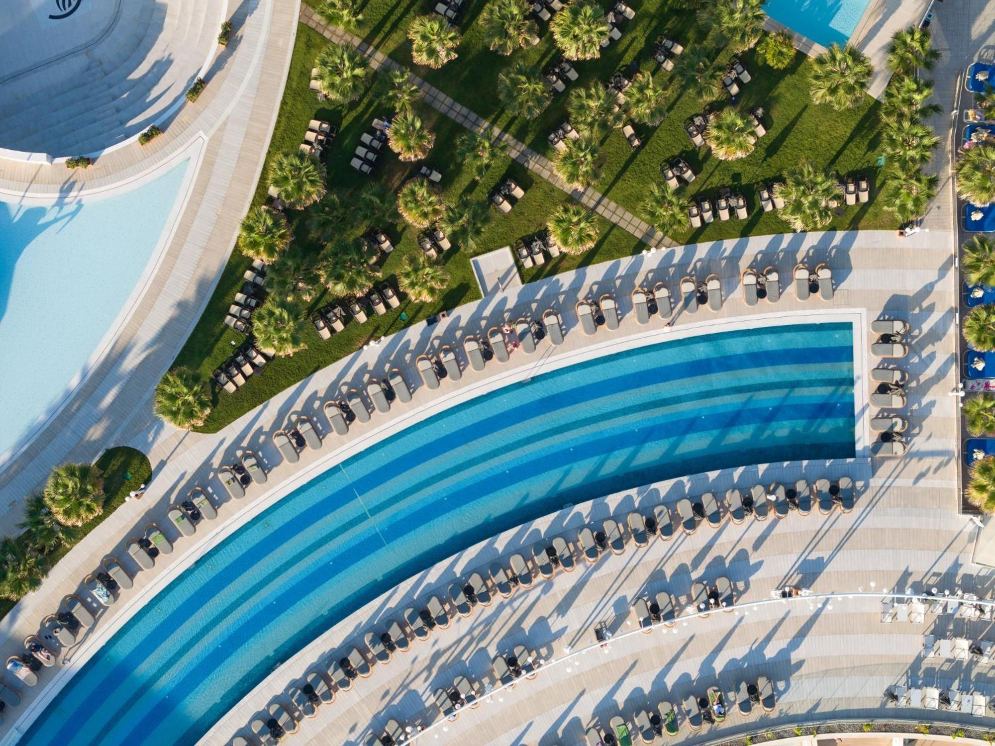 Hotel Lyttos Mare Hersonissos  Esterno foto Aerial view of the pool at the Atlantis Paradise Island